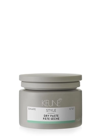 Frisches Haar mit STYLE DRY PASTE: Trockene Paste für matte Struktur und Ölabsorption am Ansatz. Perfekt für Hairstyling. Jetzt auf keune.ch erhältlich.